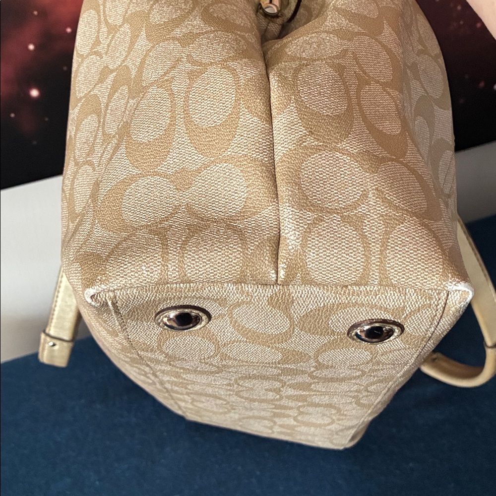 Large Coach Signature Tote w/Kisslock - Picture 11 of 12